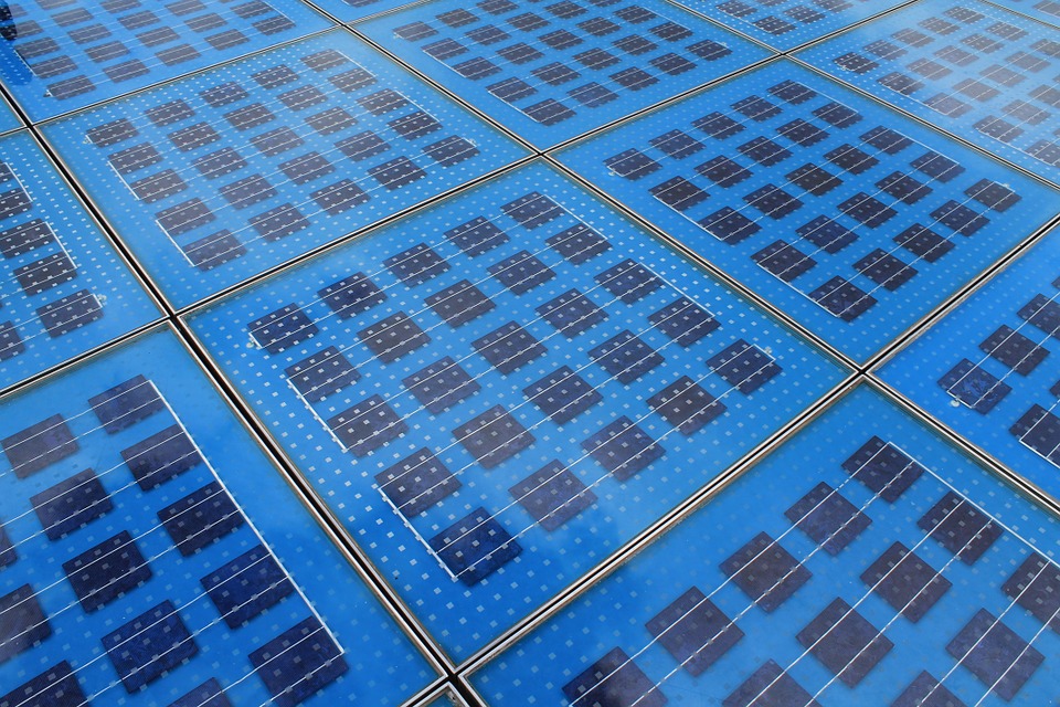 Francuske željeznice stavljale bi solarne panele između tračnica
