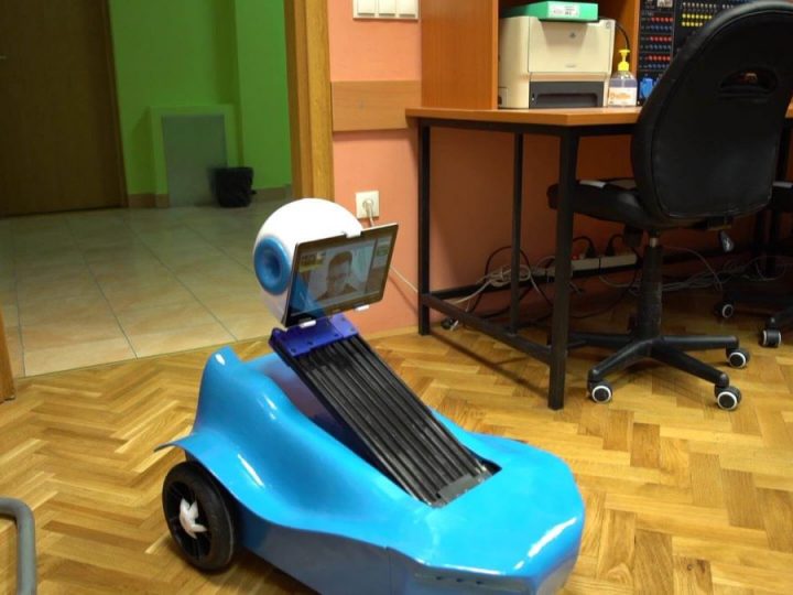 robot koji ide u školu