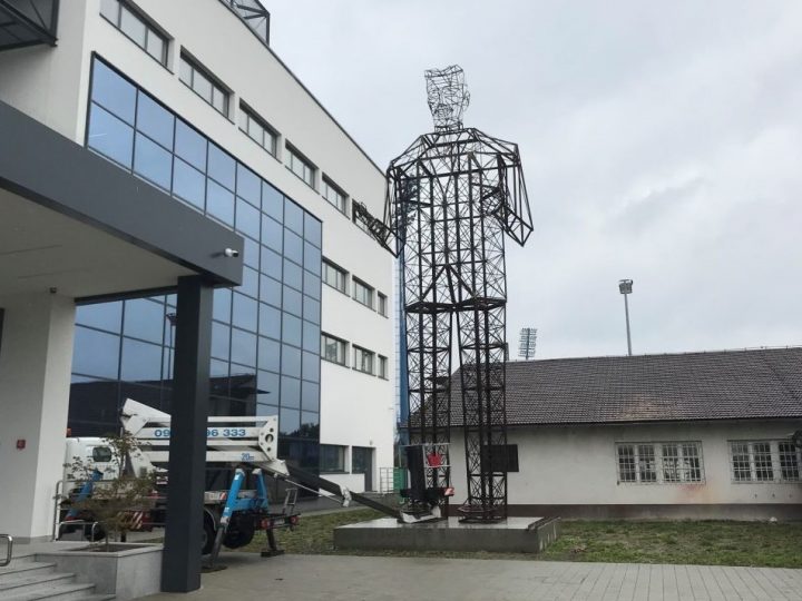 Skulptura Nikole Tesle u konstrukcijskoj formi dalekovoda