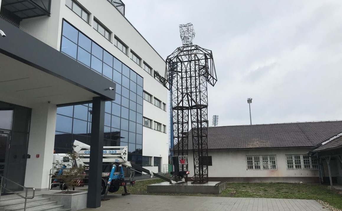 Skulptura Nikole Tesle u konstrukcijskoj formi dalekovoda