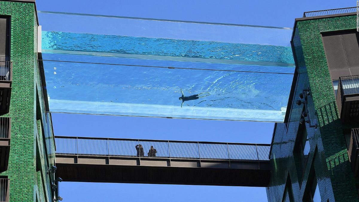 Spektakularan Sky Pool prozirni lebdeći bazen