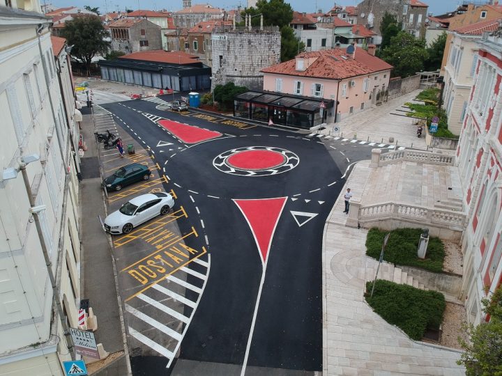 Nadzorne kamere na Narodnom trgu u Poreču kontoliraju parkiranje i zaustavljanje vozila