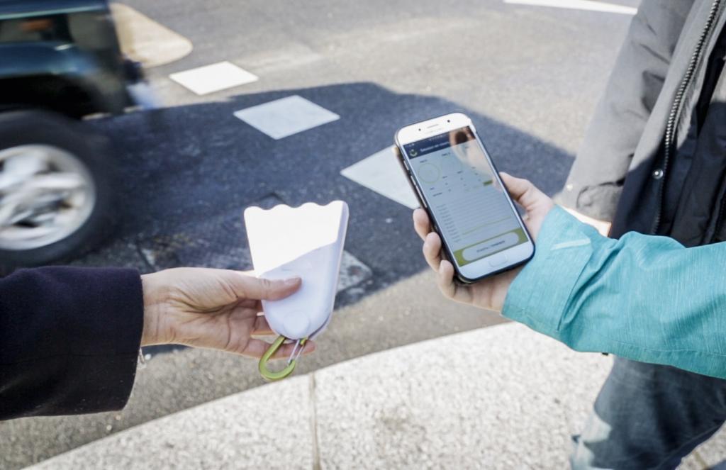 Ovi simpatični džepni uređaji mjere kvalitetu zraka u francuskim gradovima