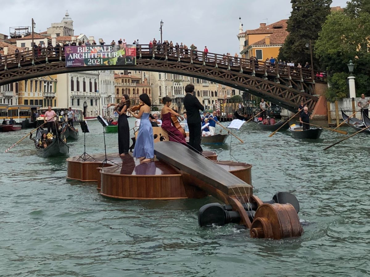 Ogromna plutajuća violina plovila je venecijanskim kanalima