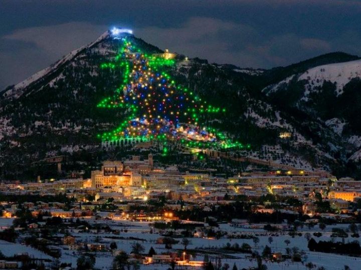 Najveće božićno drvce na svijetu vidi se s udaljenosti od 50 kilometara