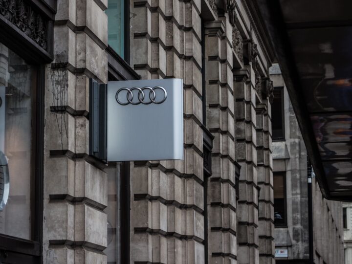 Audi otvara jedinstven koncept za punjenje EV s punjačima od 320 kW i ekskluzivnim salonom na katu