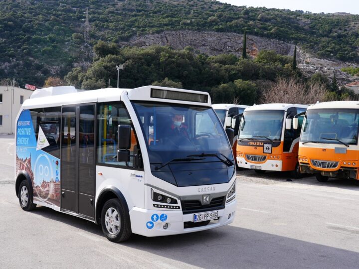 U Dubrovnik stigao električni mini autobus – kreću testne vožnje Gradom