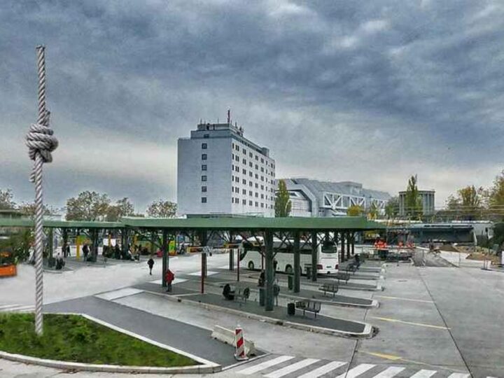 Skulptura “Toranj s čvorom” visoka 10 metara krasit će glavni autobusni kolodvor u Berlinu