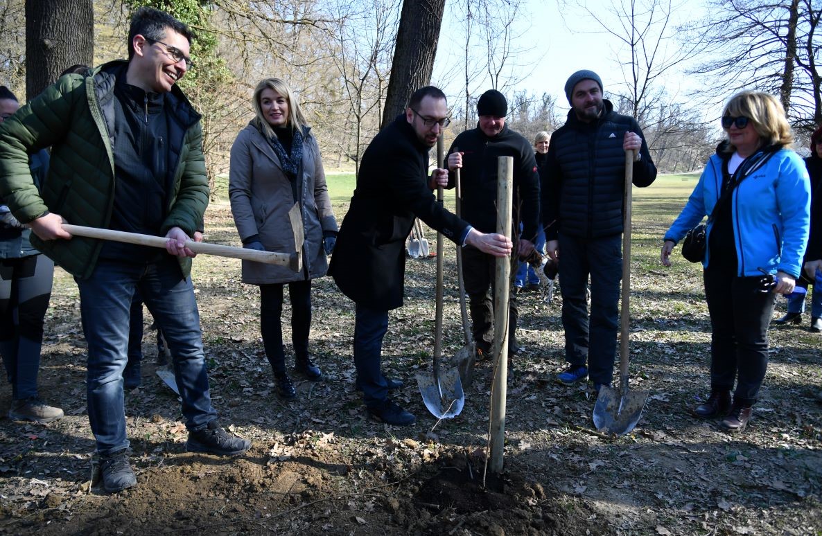 U povodu Svjetskog dana šuma gradonačelnik Zagreba zasadio stablo u Parku Maksimir