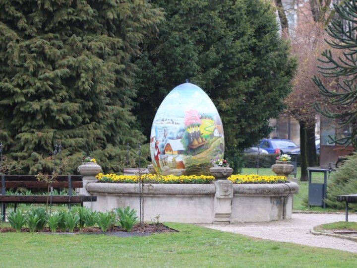 U gradskom parku otvorena izložba velikih pisanica