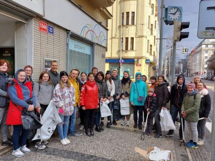 Ukrajinske izbjeglice dobrovoljno čiste ulice Praga