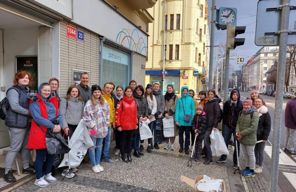 Ukrajinske izbjeglice dobrovoljno čiste ulice Praga