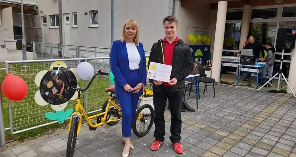 Članovi Dječjeg gradskog vijeća u Koprivnici svojim sredstvima kupili tricikl za osobe s invaliditetom