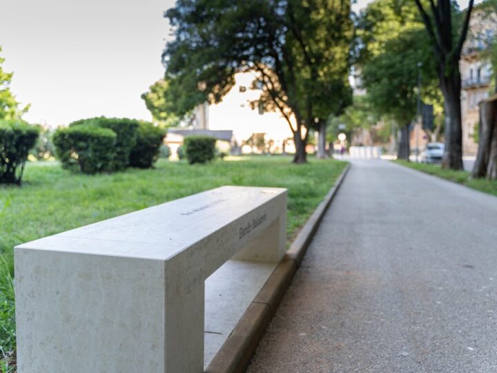 Na rođendan Balašević, počasni građanin grada, dobio je klupu u Puli