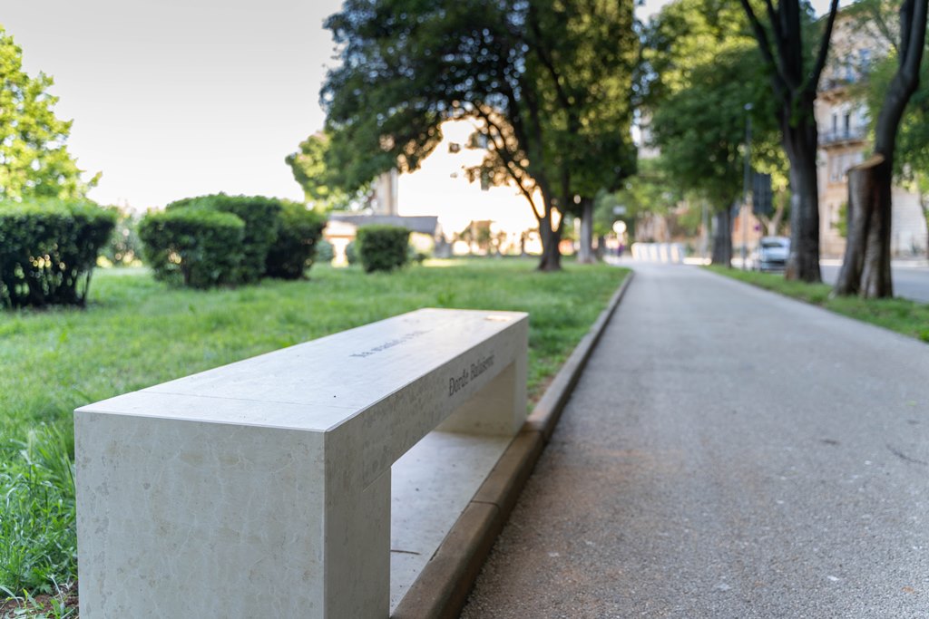 Na rođendan Balašević, počasni građanin grada, dobio je klupu u Puli