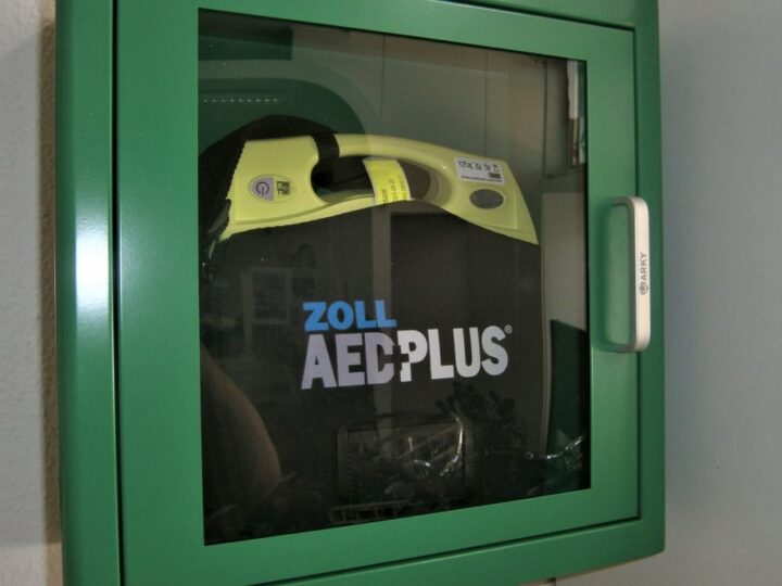 Postavljeni prvi AVD (automatski vanjski defibrilatori) uređaji u Crikvenici