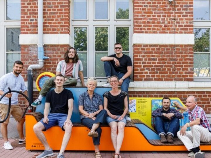 Ova urbana “vodena” klupa ispred škole sprema vodu i navodnjava biljke dok se na njoj odmarate