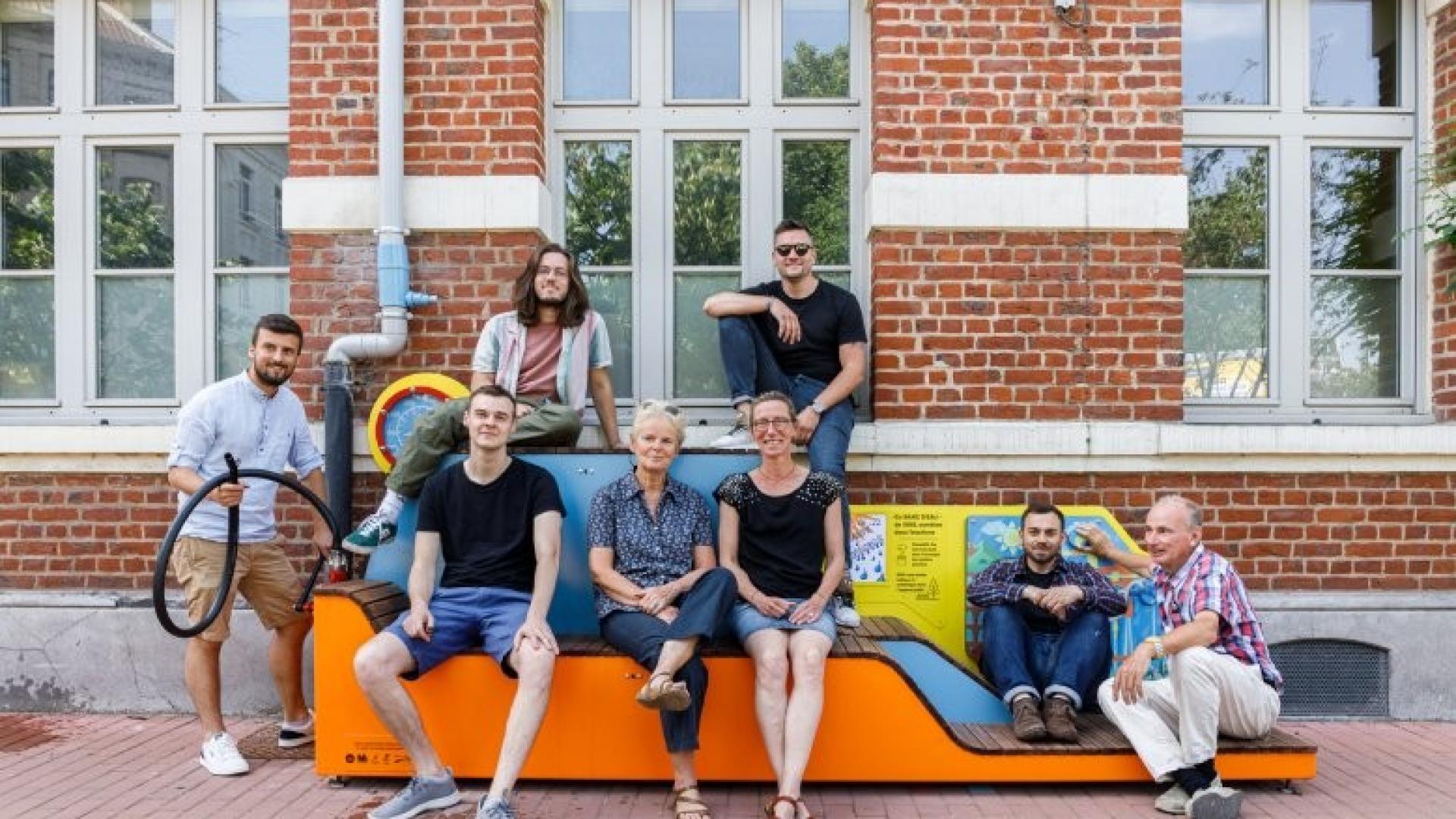 Ova urbana “vodena” klupa ispred škole sprema vodu i navodnjava biljke dok se na njoj odmarate