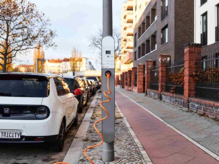 Stanovnici Berlina sada mogu puniti svoje električne automobile na javnim uličnim svjetiljkama