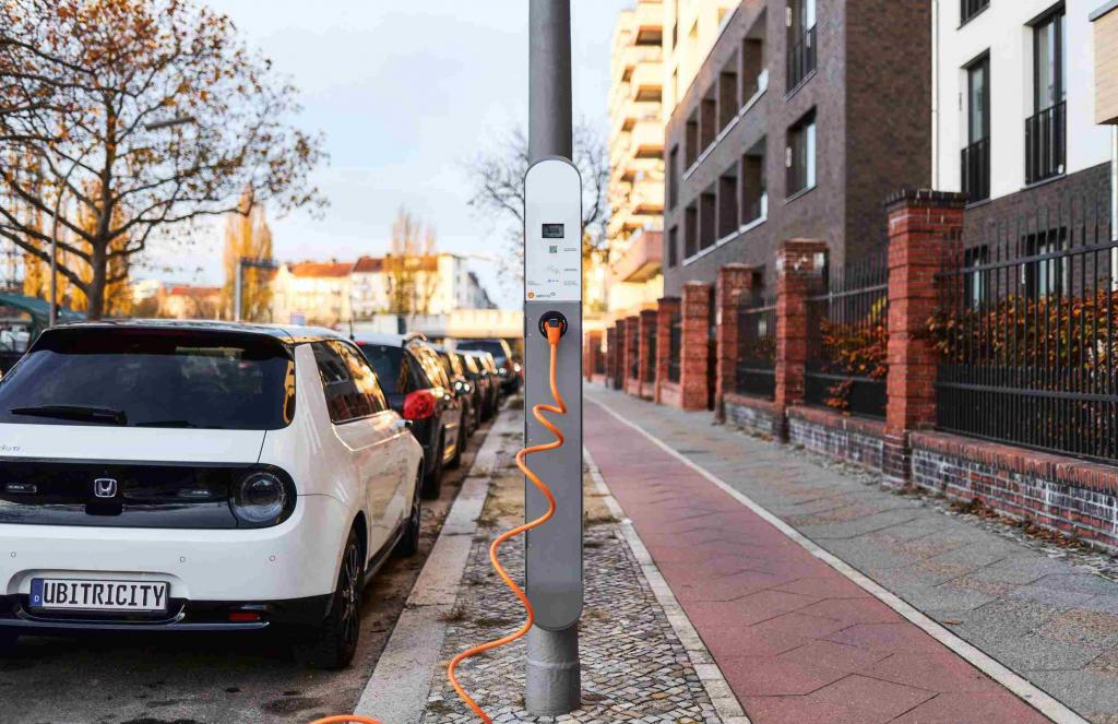 Stanovnici Berlina sada mogu puniti svoje električne automobile na javnim uličnim svjetiljkama