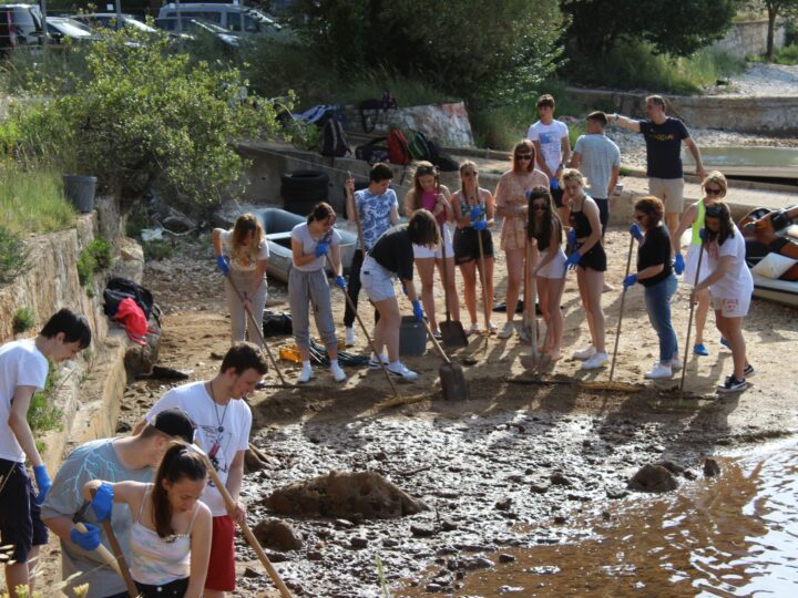 Rovinjski srednjoškolci proveli akciju zaštite staništa ugroženog školjkaša i usput očistili susjednu plažu