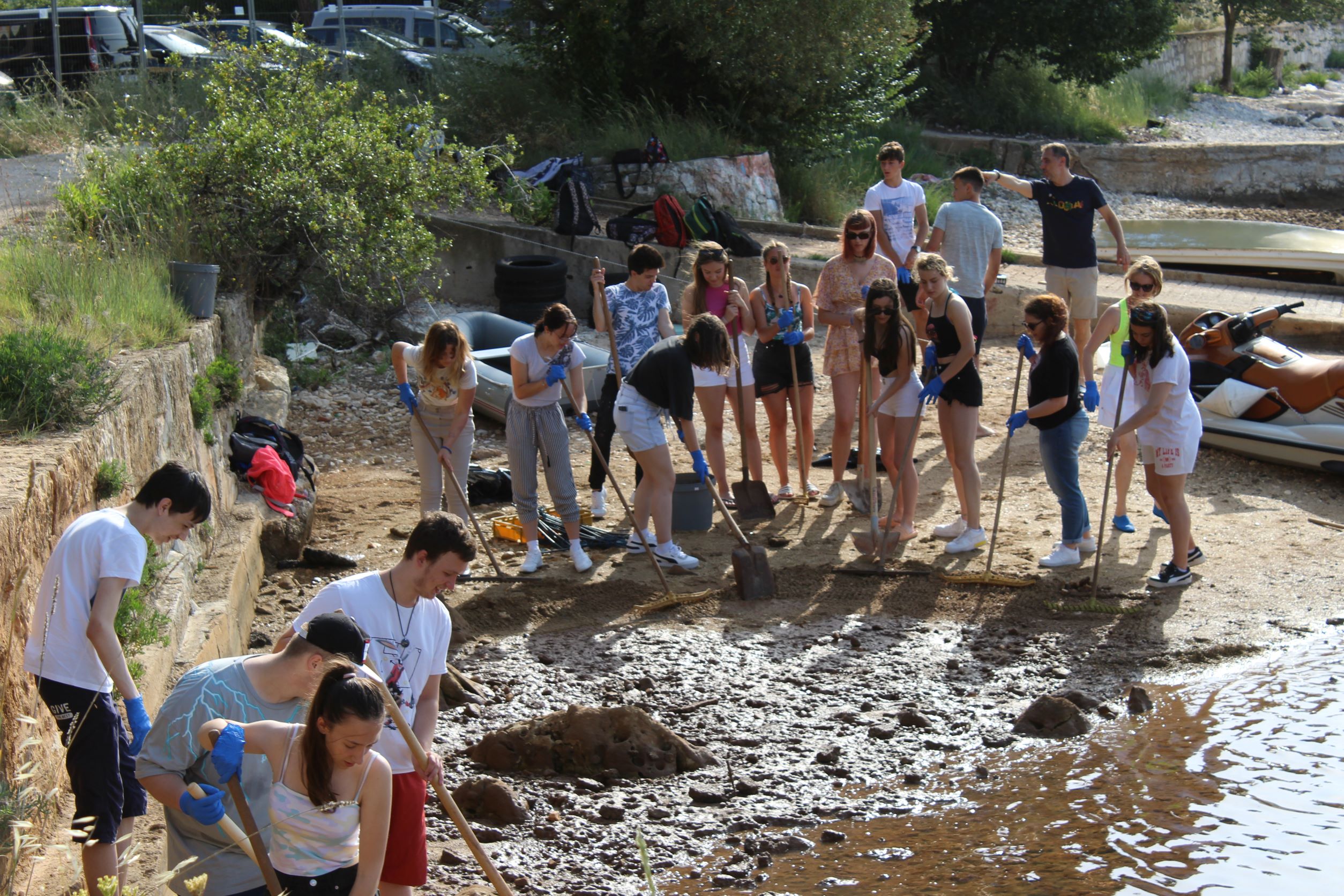 Rovinjski srednjoškolci proveli akciju zaštite staništa ugroženog školjkaša i usput očistili susjednu plažu