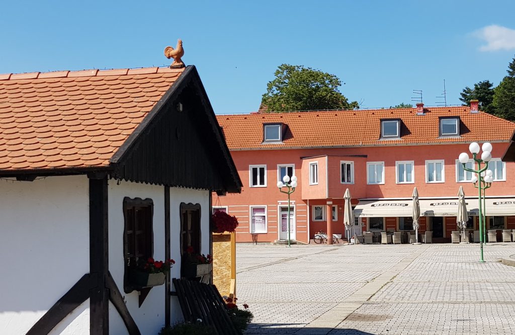 Đurđevačke krovove krasi sve više pijetlova: postavljeno novih 20 stiliziranih pijetlova, a Grad nastavlja sufinanciranje