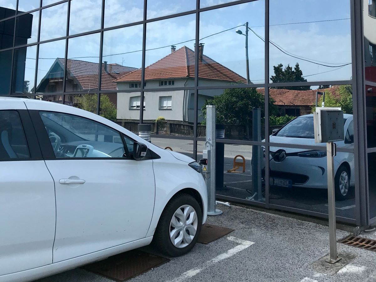 U Hrvatskoj postavljen prvi punjač za električna vozila u rasvjetnom stupu, a ovo su njegove prednosti