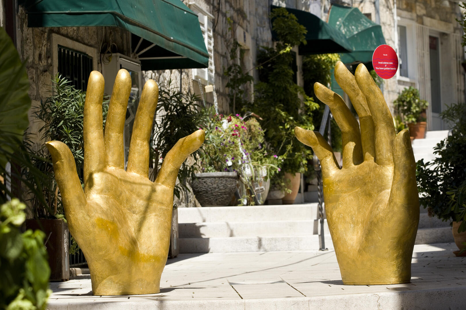Projekt Maestrale oživio staru gradsku jezgru: Instalacija ,,Imaš zlatne ruke” postavljena u čast makarskih umjetnika