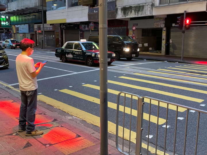 Hong Kong unapređuje semafore da upozore rastresene pješake koji bulje u mobitele