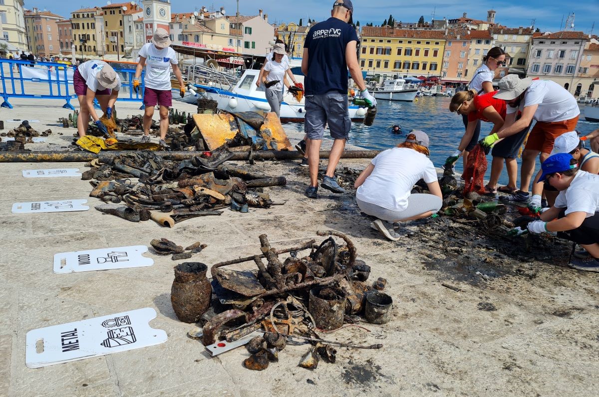 Iz rovinjske Južne luke izvađene stotine kilograma otpada