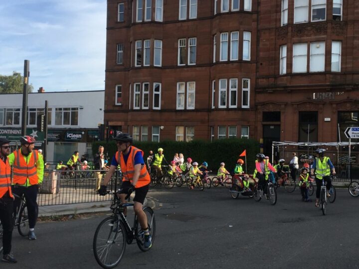 Glasgow isprobava tehnologiju koja zaustavlja promet za prolaz grupe školskih bicikala