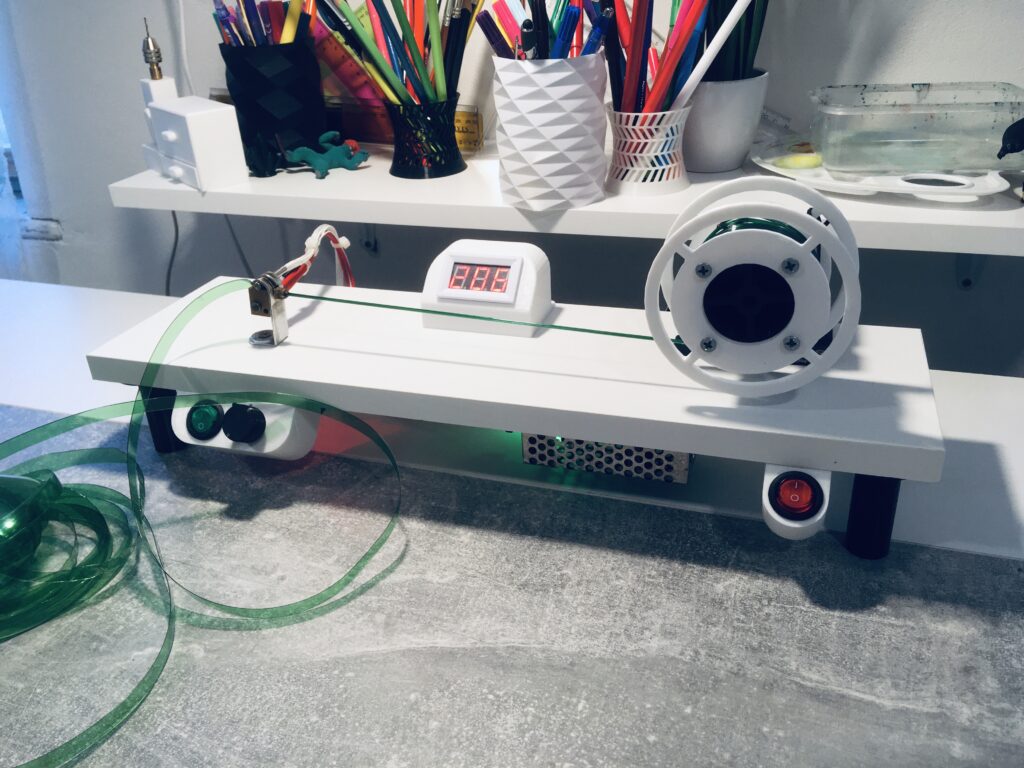 Postoji li napokon stroj koji plastične boce može pretvoriti u nit za 3D pisač?