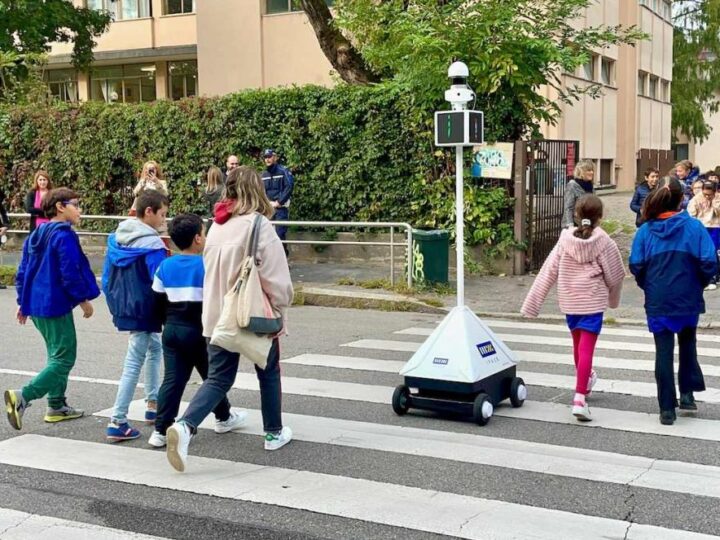 Robot pomaže milanskoj djeci da sigurno prijeđu ulicu