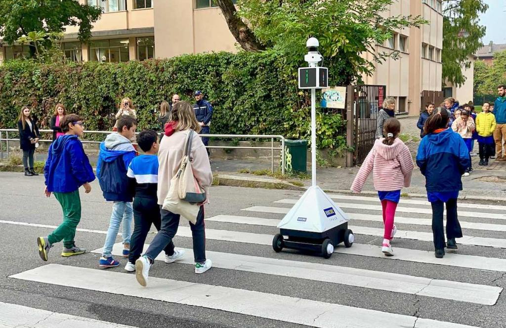 Robot pomaže milanskoj djeci da sigurno prijeđu ulicu