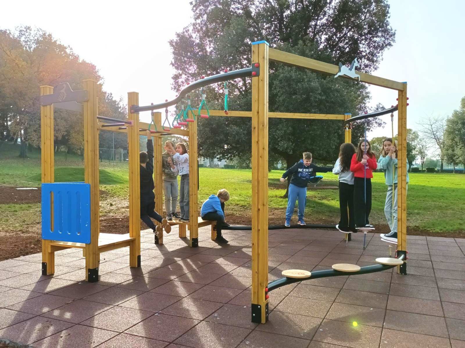 U dvorištu OŠ Poreč otvoren novouređeni senzorni park