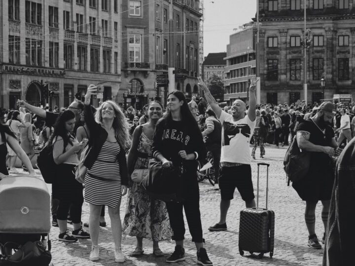 Amsterdam se obračunava s razularenim turistima