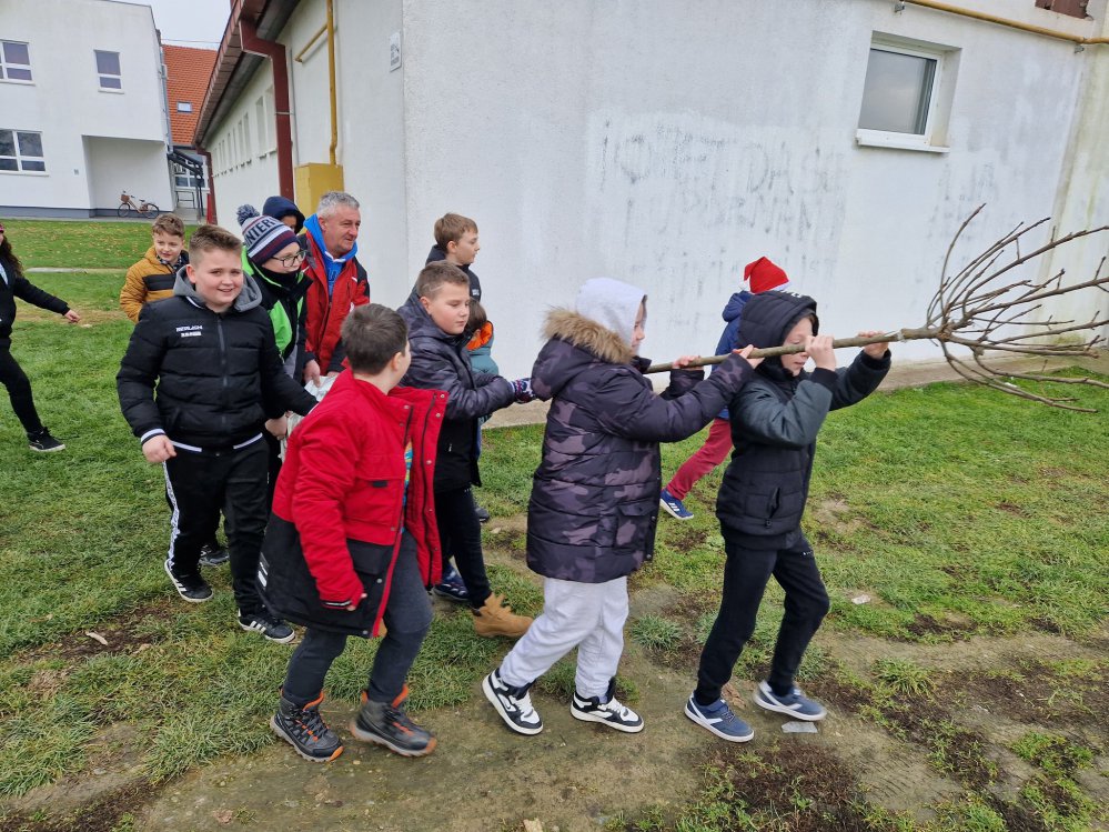 U Valpovu uspješno provedena akcija Udruge “ZASADI STABLO, NE BUDI PANJ!”