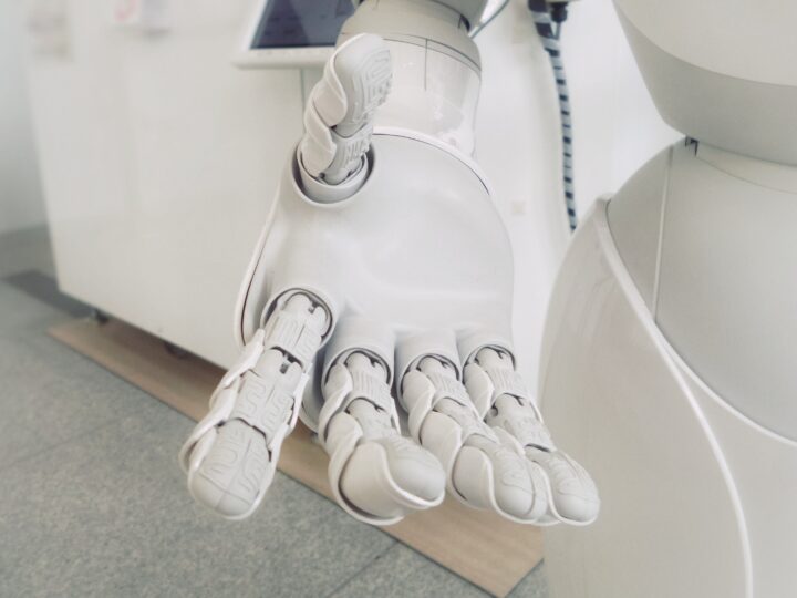Robot umjetne inteligencije sljedeći će mjesec prvi put braniti optužene na sudu!