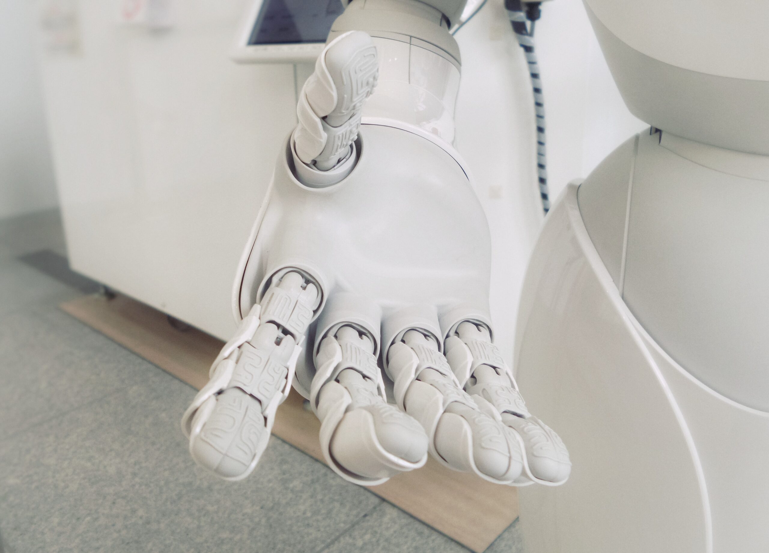 Robot umjetne inteligencije sljedeći će mjesec prvi put braniti optužene na sudu!