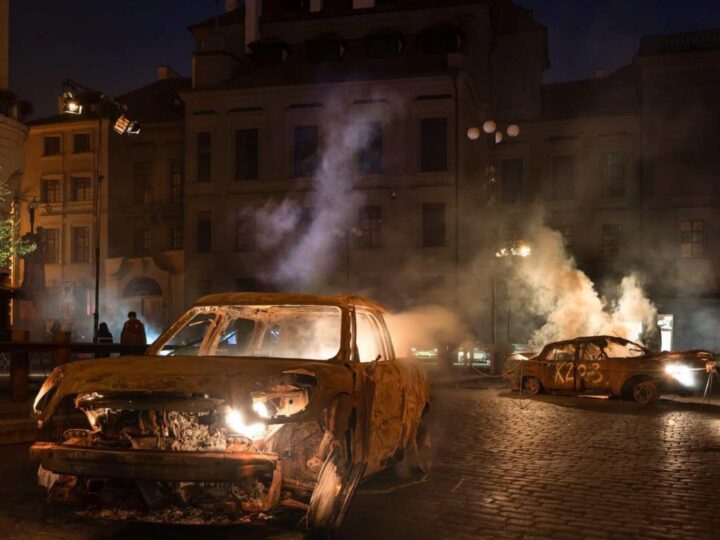 Festival svjetla u Helsinkiju prikazao je spaljene automobile iz Ukrajine