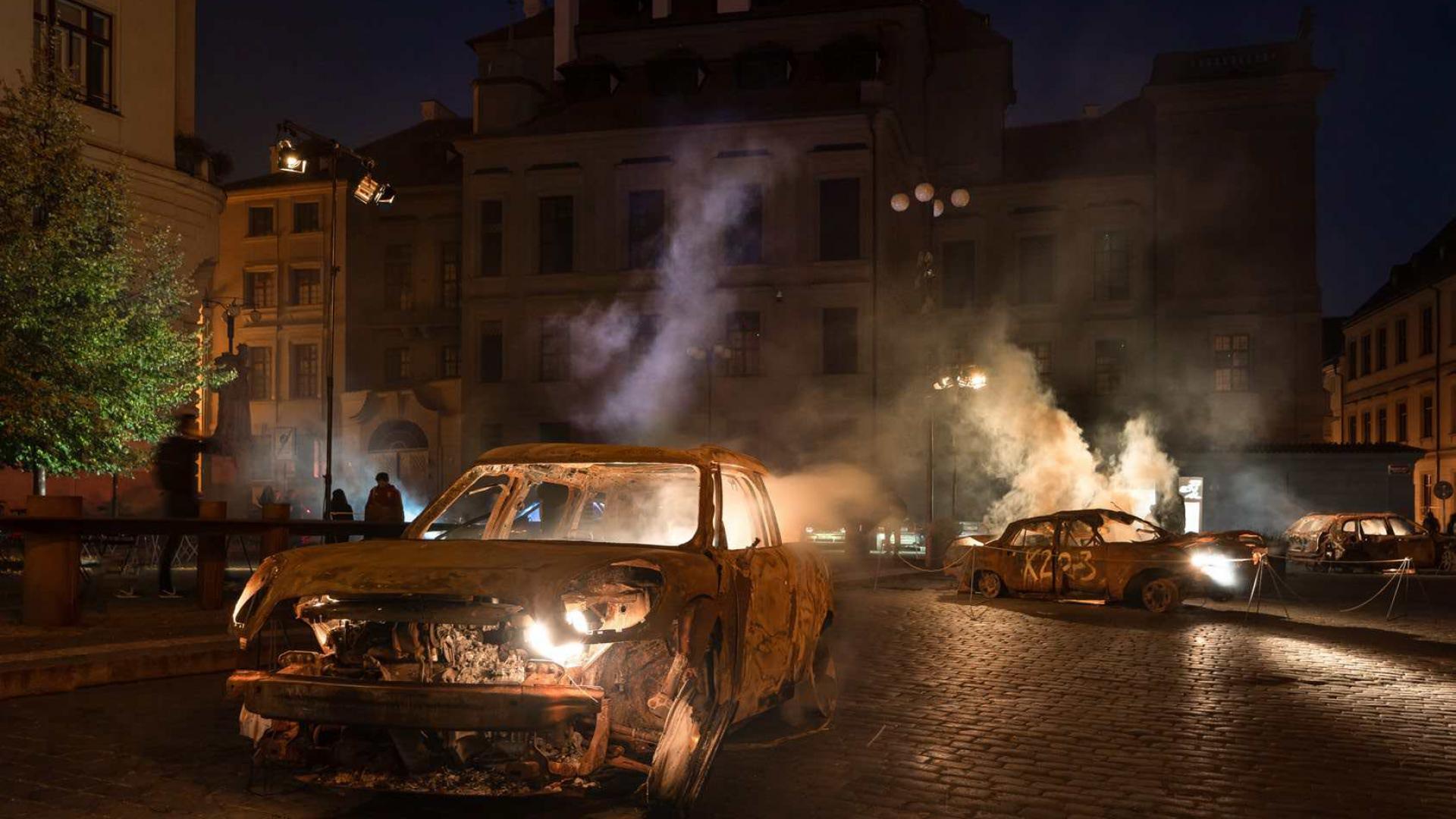 Festival svjetla u Helsinkiju prikazao je spaljene automobile iz Ukrajine