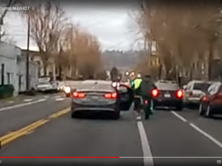 HOROR TREND U PROMETU: Pokušavaju bicikliste pogoditi vratima u vožnji…