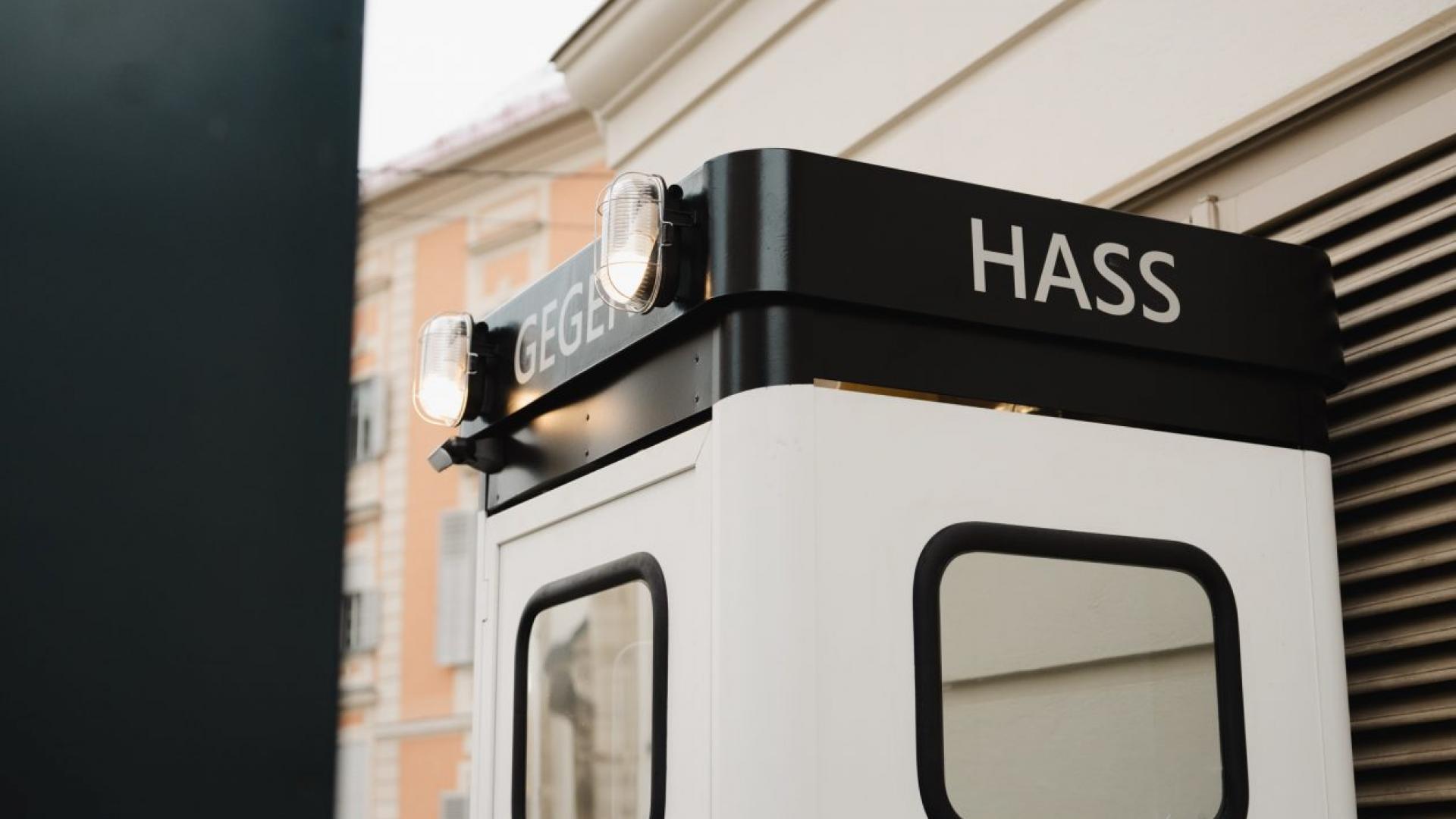 Telefonska govornica u Grazu pretvorena u telefonsku liniju protiv mržnje