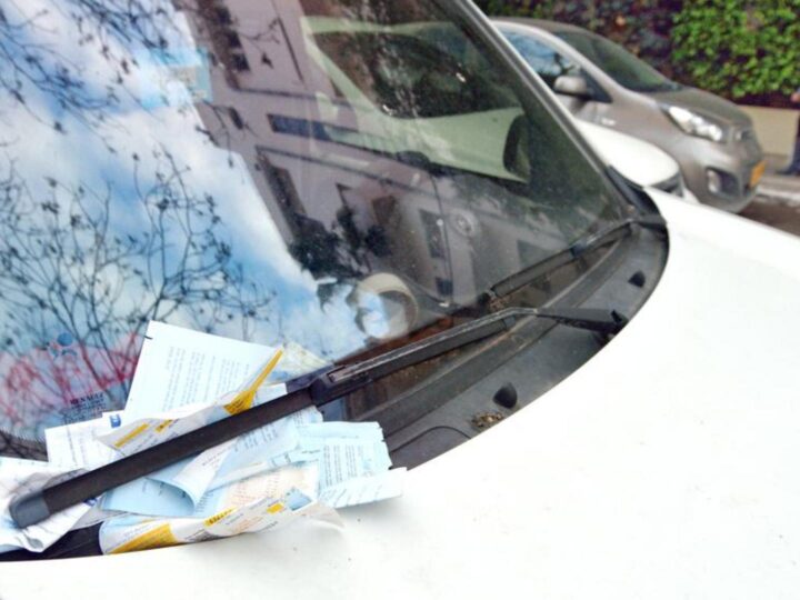 Milanska policija obavještava vozače o kaznama za parkiranje telefonom, a ne kaznom za vjetrobranskim staklom