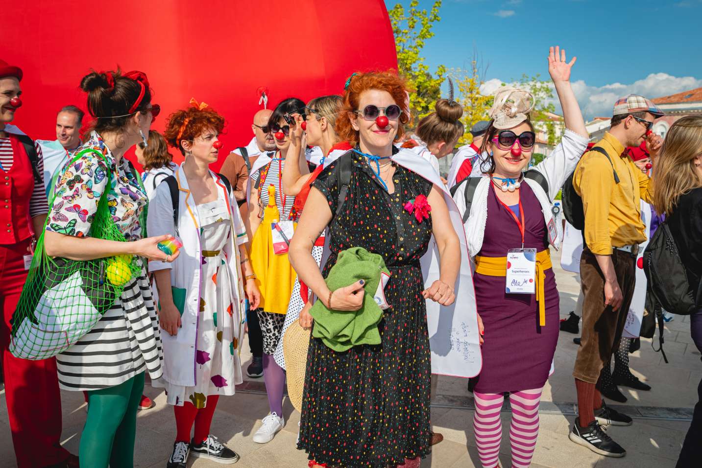 CRVENI NOSOVI donijeli veselje u Poreč i smijeh od doma za starije do porečke rive