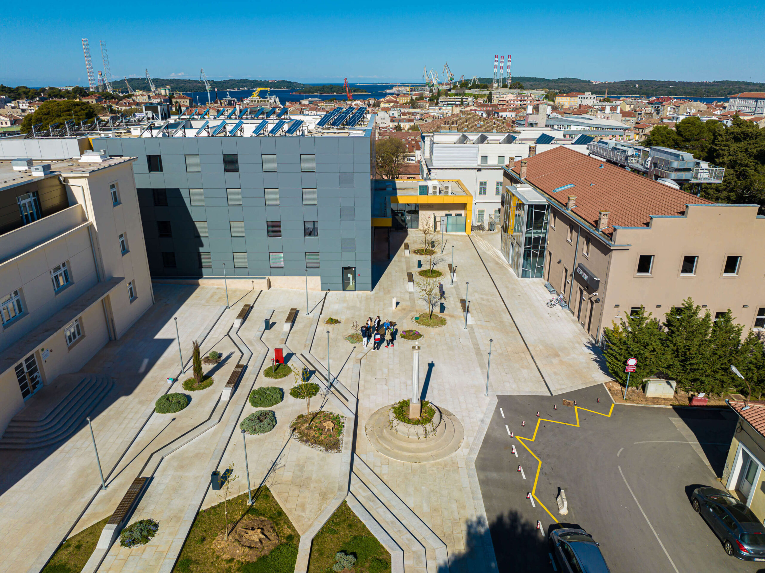 Četiri faksa sele u zgradu bivše bolnice