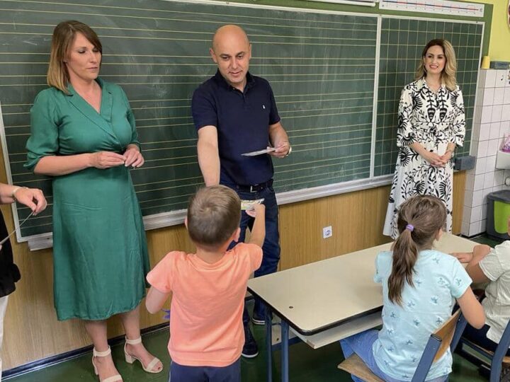 Grad Vinkovci daje osnovnoškolcima po 70 eura za kupnju radnih materijala za novu školsku godinu