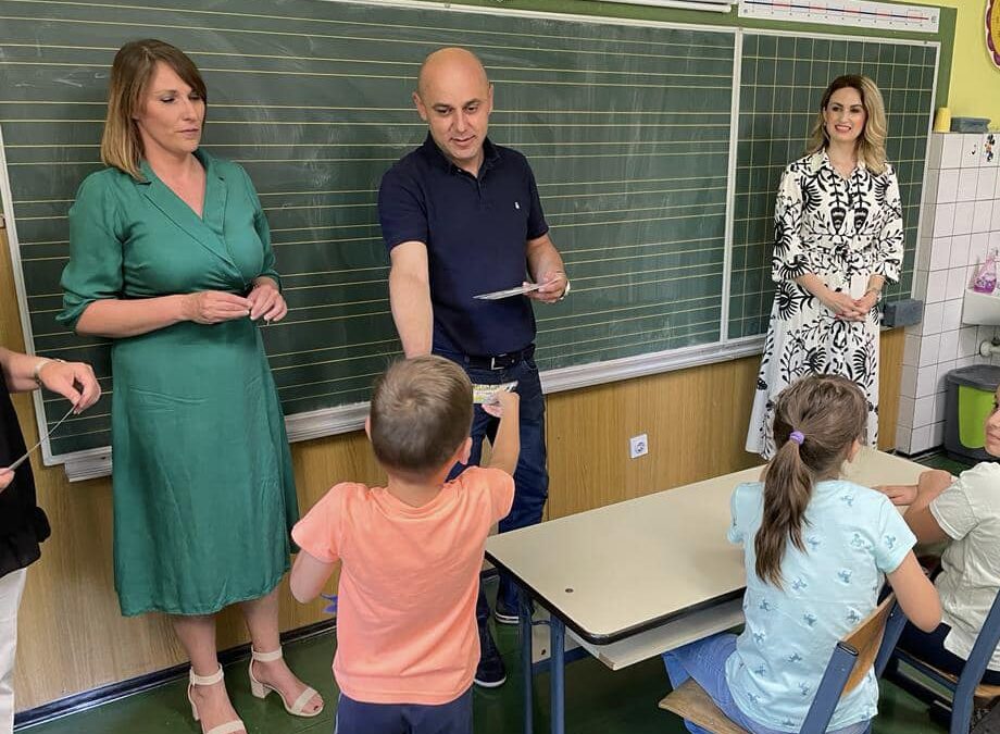 Grad Vinkovci daje osnovnoškolcima po 70 eura za kupnju radnih materijala za novu školsku godinu