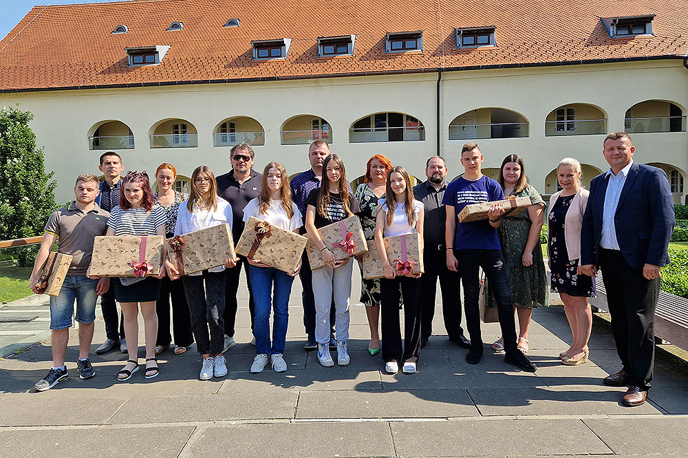 Grad Virovitiva darovao laptope svojim naj učenicima